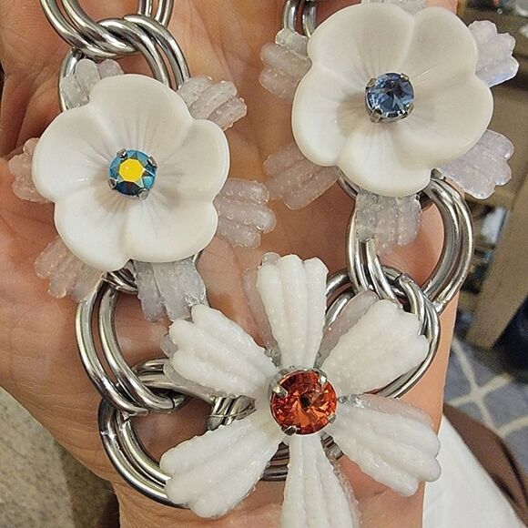 Sabika Spring 2017 EDITION Chunky Chain Flower Necklace - Picture 3 of 6